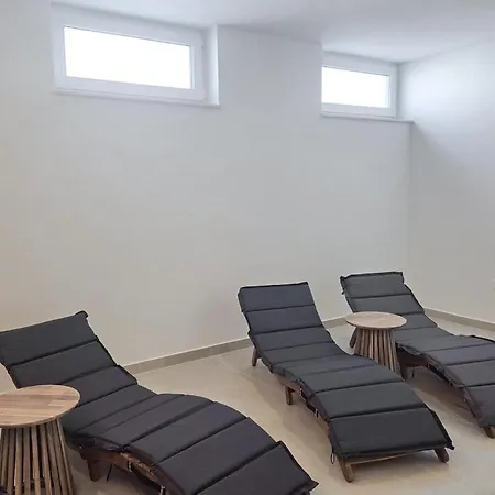 Luxurious In With Sauna דירה